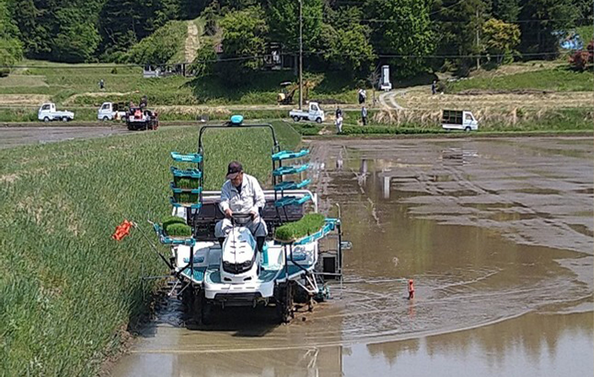 田植え作業はGPSを使った制御により効率化