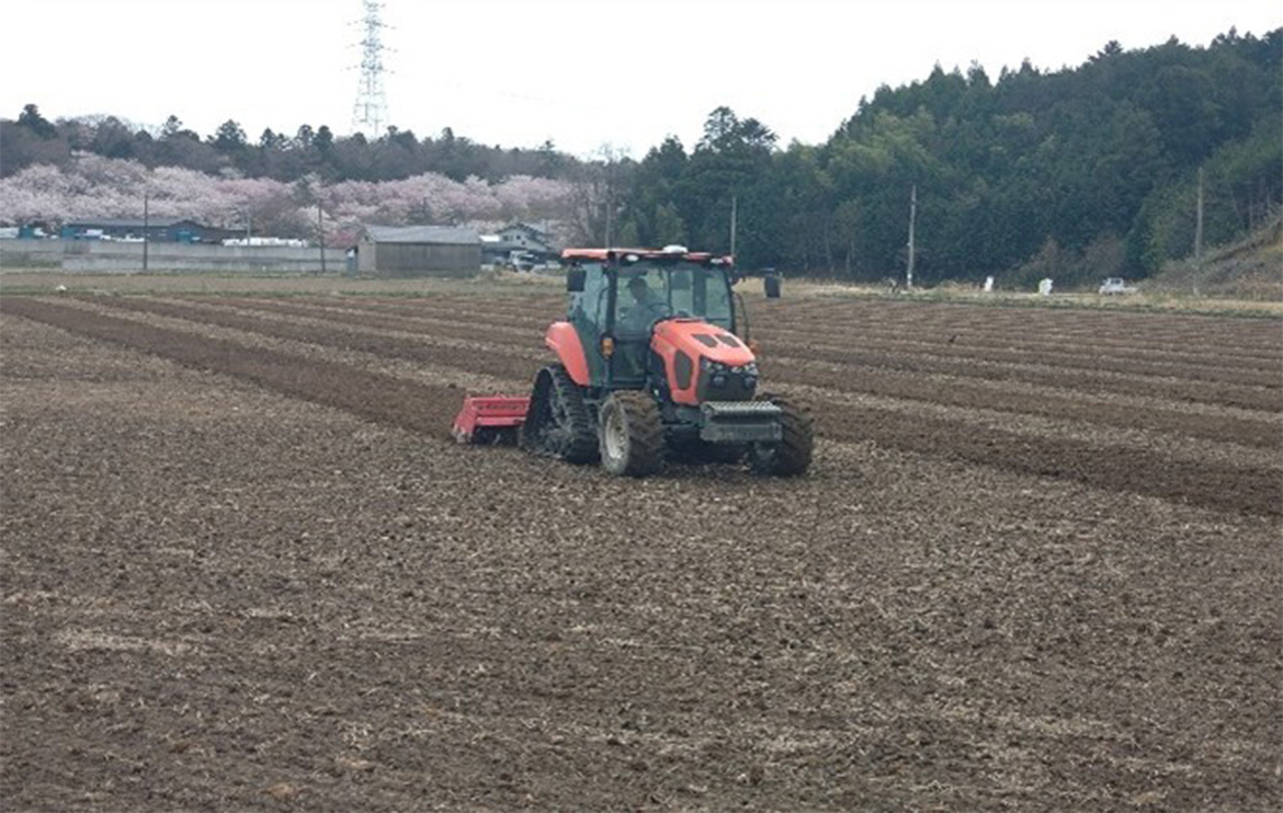 自動操舵により誤差3cmの精度で行われる耕起作業