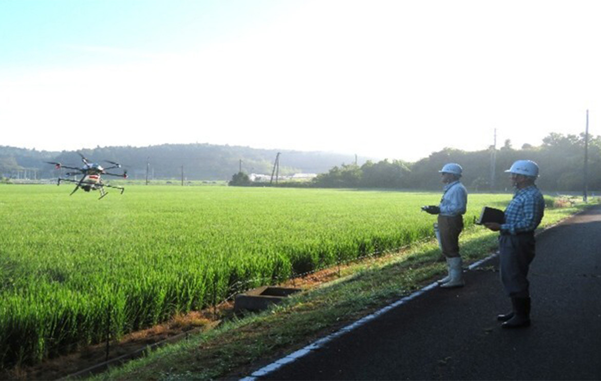 ドローンの農薬散布はタブレットでの自動航行が可能