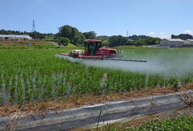 ハイクリブームによる除草剤散布