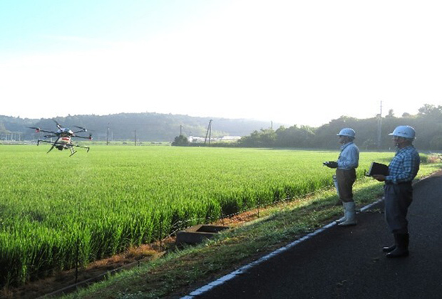 ドローンでの農薬散布作業